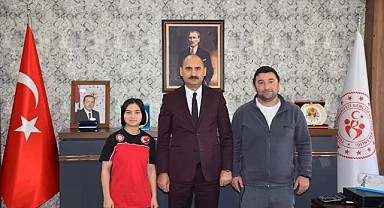 İl Müdürü Özdemir, Balkan üçüncü olan sporcuyu tebrik etti