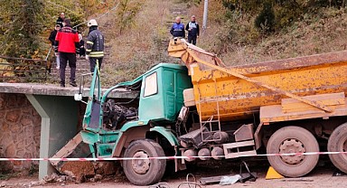 İzmit'te beton merdivene çarpan kamyon sürücüsü öldü!