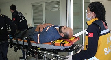 Kümesin üzerinden malzeme almaya çalışırken dengesini kaybedip düştü!