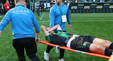 Maç bitti, onlarca taraftar sahaya girdi!