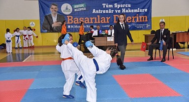  Minik bedenler karate şampiyonasında ter döktü