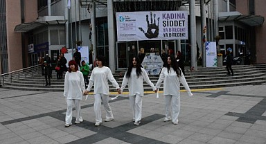 Öldürülen kadınları andılar