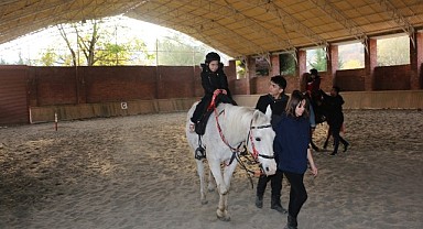 Özel çocuklar, doğayı yürüyüp at binerek sonbaharı tanıdı
