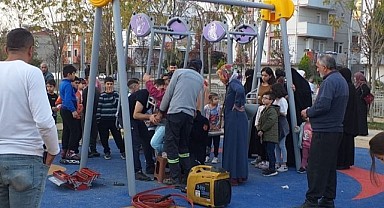 Parkta oynayan çocuk, salıncağa sıkıştı