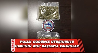Polisi görünce uyuşturucu paketini yere attılar