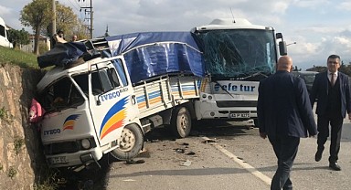 Servis ile kamyonet çarpıştı: 4 yaralı!