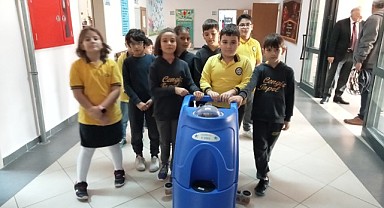 Topladıkları atık kağıtları satıp, okula makine aldılar