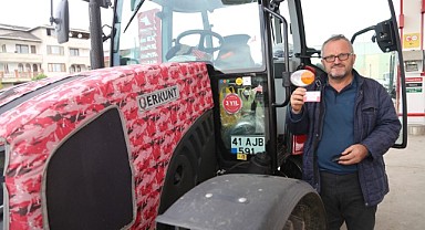 Traktörün deposunu dolduran çiftçi tarlanın yolunu tutuyor