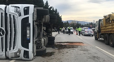Virajı alamayan tır devrildi, trafik felç oldu!