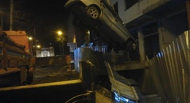 Yoldan çıkan otomobil binanın en alt katına uçtu