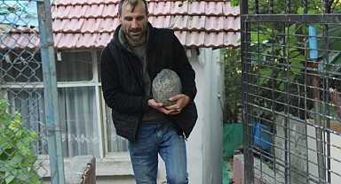 Yürürken bulduğu 11 kiloluk taşın uzaydan geldiğini düşünüyor