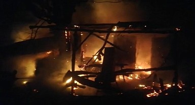 Ahır alev alev yandı, 30 tavuk telef oldu!