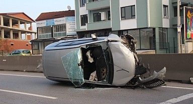 Bariyerlere çarpıp yan yatan otomobil hurdaya döndü