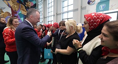 Başkan Büyükakın, kadınların voleybol heyecanına ortak oldu