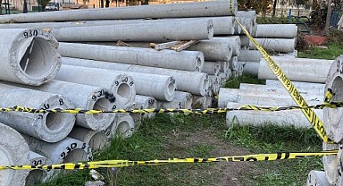 Beton direklerin arasında sıkışan çocuk feci şekilde can verdi