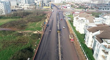 Büyükşehir, Kartepe’de 3 caddede birden çalışıyor