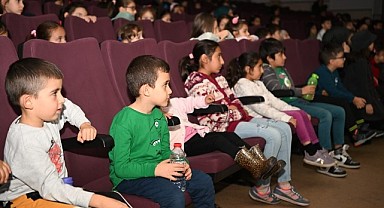 Çocuklar tiyatro oyunu ile eğlendi