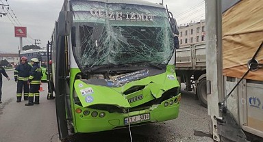 D-100'de halk otobüsü tıra çarptı!