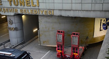 Derince'de Tırın taşıdığı platform tünele sıkıştı!