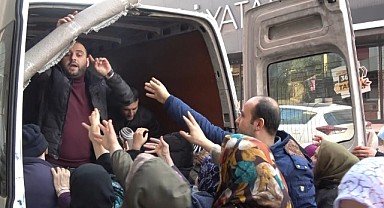 Havada uçuşan halıları kapmak için birbirlerini ezdiler