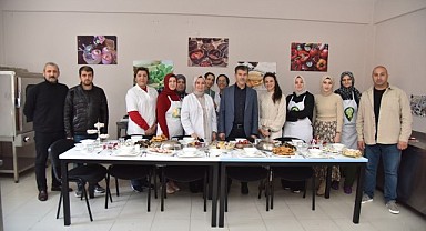 Kadınlar mutfağın püf noktalarını öğreniyor