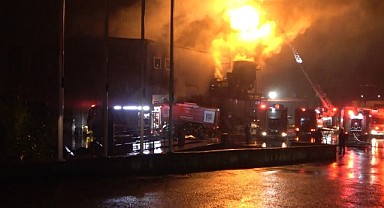 Kartepe'de geri dönüşüm fabrikasında yangın