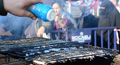 Kocaeli'de 2 ton hamsi dağıtıldı