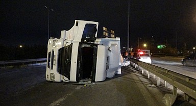Köfez'de tır devrildi; 1 yaralı!