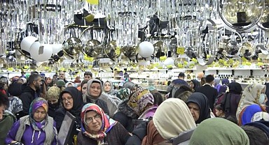 Mağaza açılışında izdiham oluştu, eşyalar kırıldı