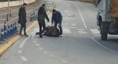 Okul çıkışı yolun ortasında kavga ettiler