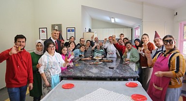 Özel bireyler kurabiye yapmanın heyecanını yaşadı