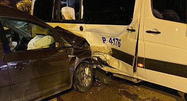 Servis minibüsü ile çarpışan hafif ticari araç hurdaya döndü