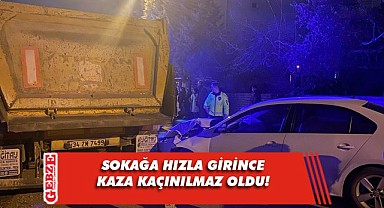 Sokağa süratli girdi, park halindeki kamyona çarptı!