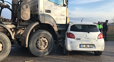 Tankerle çarpışan otomobilde 2 kişi yaralandı!