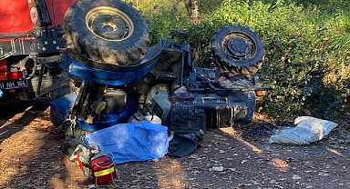 Tarlaya giderken devrilen traktörün altında hayatını kaybetti