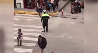 Yaya önceliği gösteren trafik polisi, öğrencilerin sevgisini kazandı