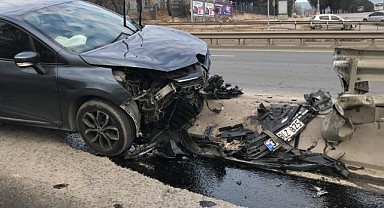 Yol ayrımında bariyerlere çarptı: 3’ü çocuk 6 yaralı!
