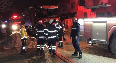 3 katlı apartmanın terası yandı