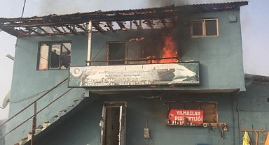 Ahır olarak kullanılan binanın üst katında yangın çıktı