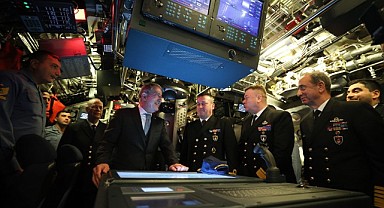 Bakan Akar’dan Donanma Komutanlığı’na ziyaret