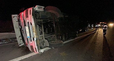 Bariyere çarpıp devrilen TIR 70 metre sürüklendi