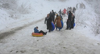 Beklenen kar geldi, vatandaşlar Kartepe'ye akın etti
