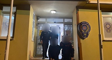 Çaldıkları eşyaları taşırken polise yakalandılar!