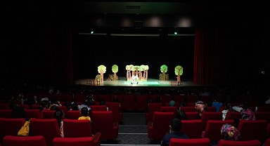 Çayırovalı çocuklar tatilde tiyatroya doydu 