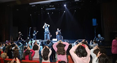 Çocuklar Onur Erol şarkılarıyla eğlendi