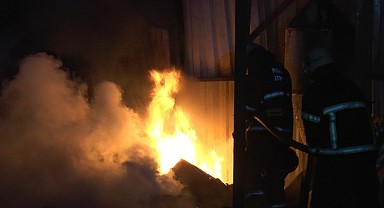 Depoda çıkan yangın palet imalathanesine sıçradı