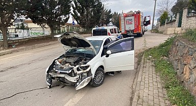 Direksiyon hakimiyeti kaybolan otomobil direğe çaptı!