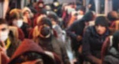 Durdurulan araçtan 2 kaçak göçmen çıktı