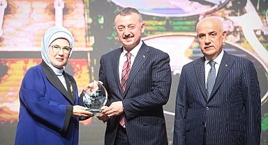 Emine Erdoğan'dan Büyükakın'a plaket