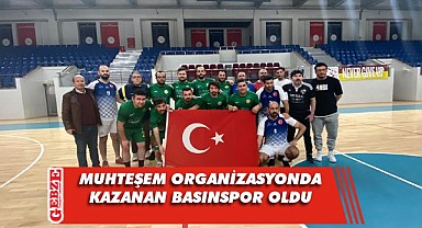 Gazeteciler bu kez sahada ter döktü